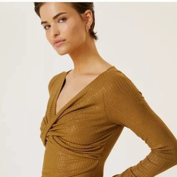 ANTHROPOLOGIE Green/Gold Twist-Front Shimmer Top Size Small NWT - Picture 5 of 16